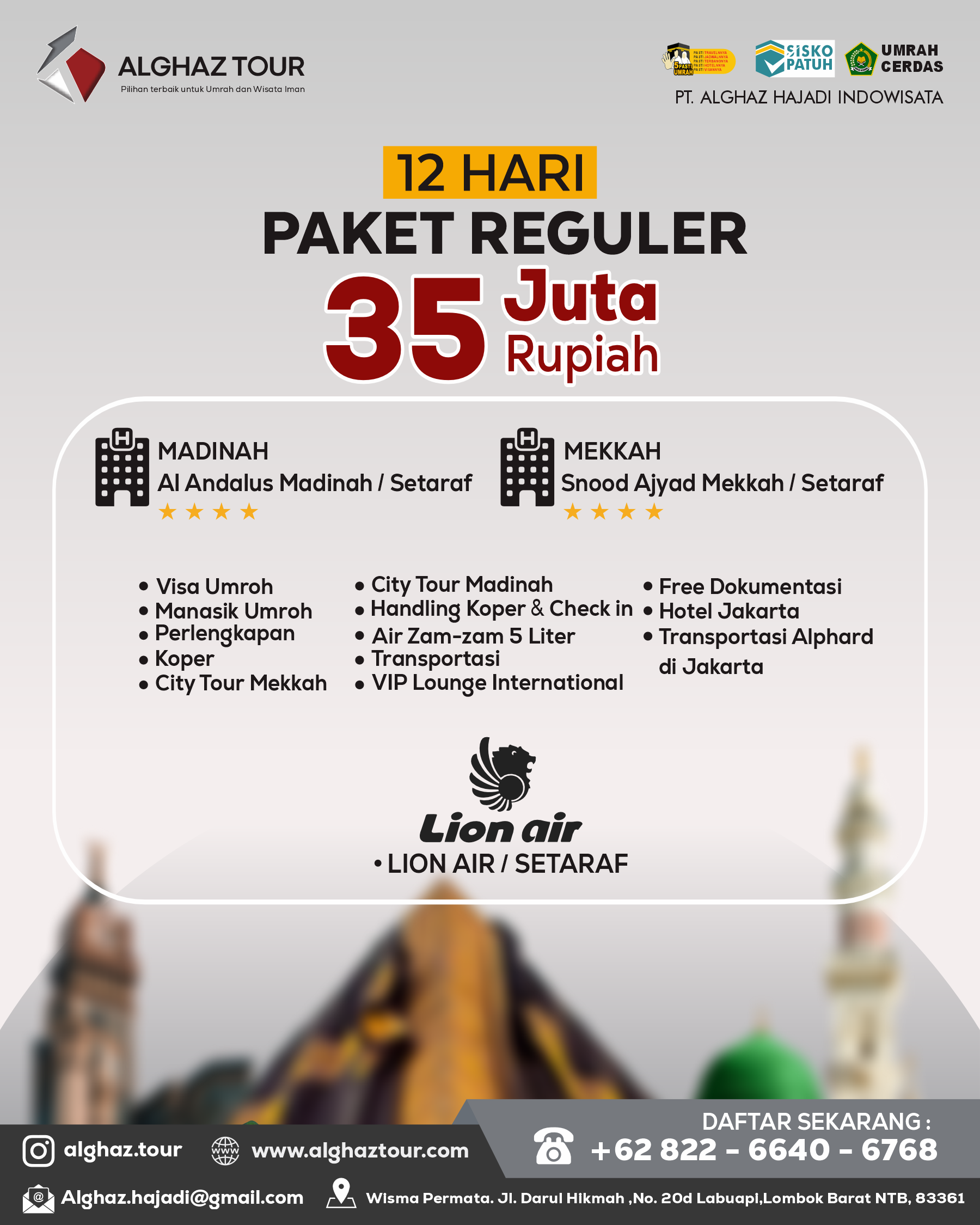 [Gambar jamaah di depan Ka'bah]